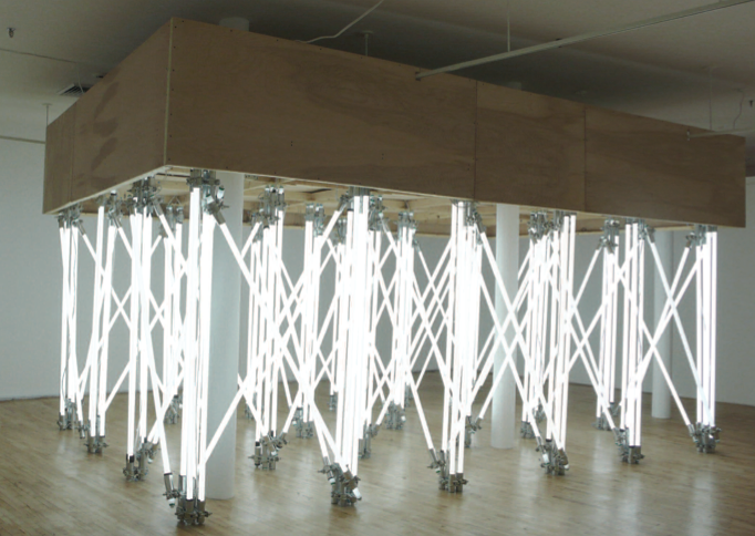Andamio (Temporary frameworks) 2007. Fluorescent light tubes, forged steel clamps, ballast, wood. Tubos de neón, tornillos de acero, balastro y madera Courtesy/Cortesía Magnan Projects, New York