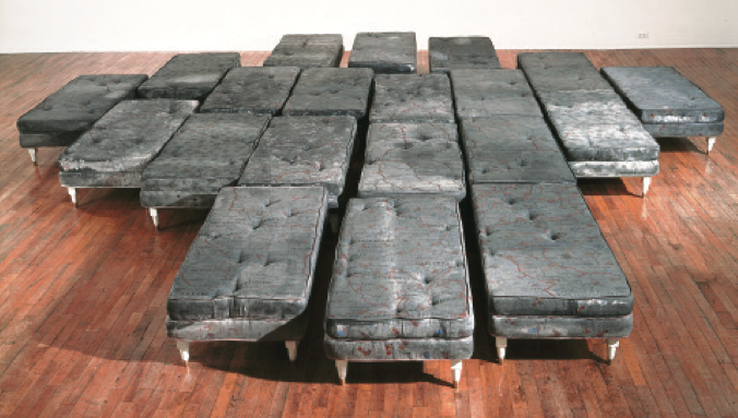 Untitled, 1992. Acrylic on mattress with wood and bronze legs. 20 beds, each: 15 3/4 x 23 5/8 x 47 1/4 in. Tate Collection Purchased with assistance from the Latin American Acquisitions Committee and the Estate of Tom Bendhem 2004. Courtesy Sperone Westwater, New York Sin título, 1992. Acrílico sobre colchones sobre patas de madera y bronce 20 camas, 40 x 60 x 120 cm. c/u. Colección Tate Adquirida con la ayuda de la Comisión de Adquisiciones Latinoamericanas y la Sucesión de Tom Bendhem 2004 Cortesía Sperone Westwater, Nueva York