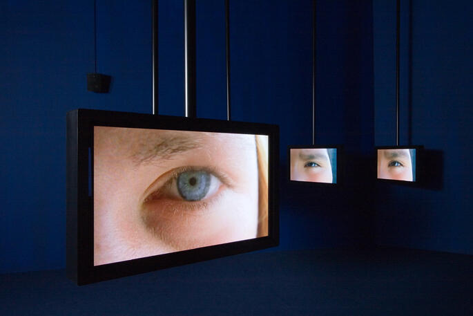 Doug Aitken, The Moment en la Nave 16,  video installation/videoinstalación, 2010