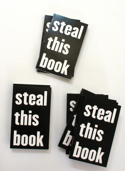 Steal this Book, 2009 Instalación Libro de bolsillo, edición limitada Cortesía de la artista