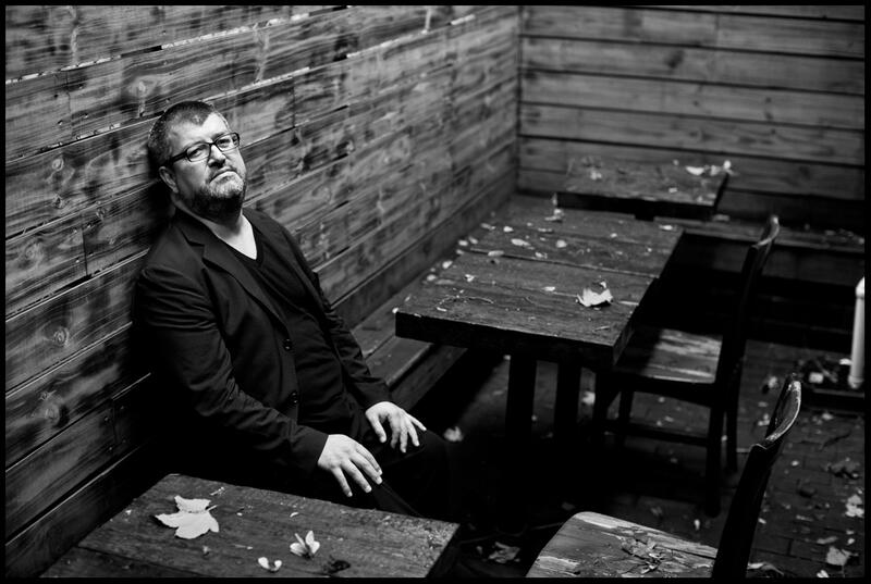 CHRISTIAN VIVEROS-FAUNÉ: “LO LATINOAMERICANO ES UNA POSTURA CRÍTICA Y PRIVILEGIADA FRENTE AL PODER DESDE EL «MARGEN» DEL IMPERIO”