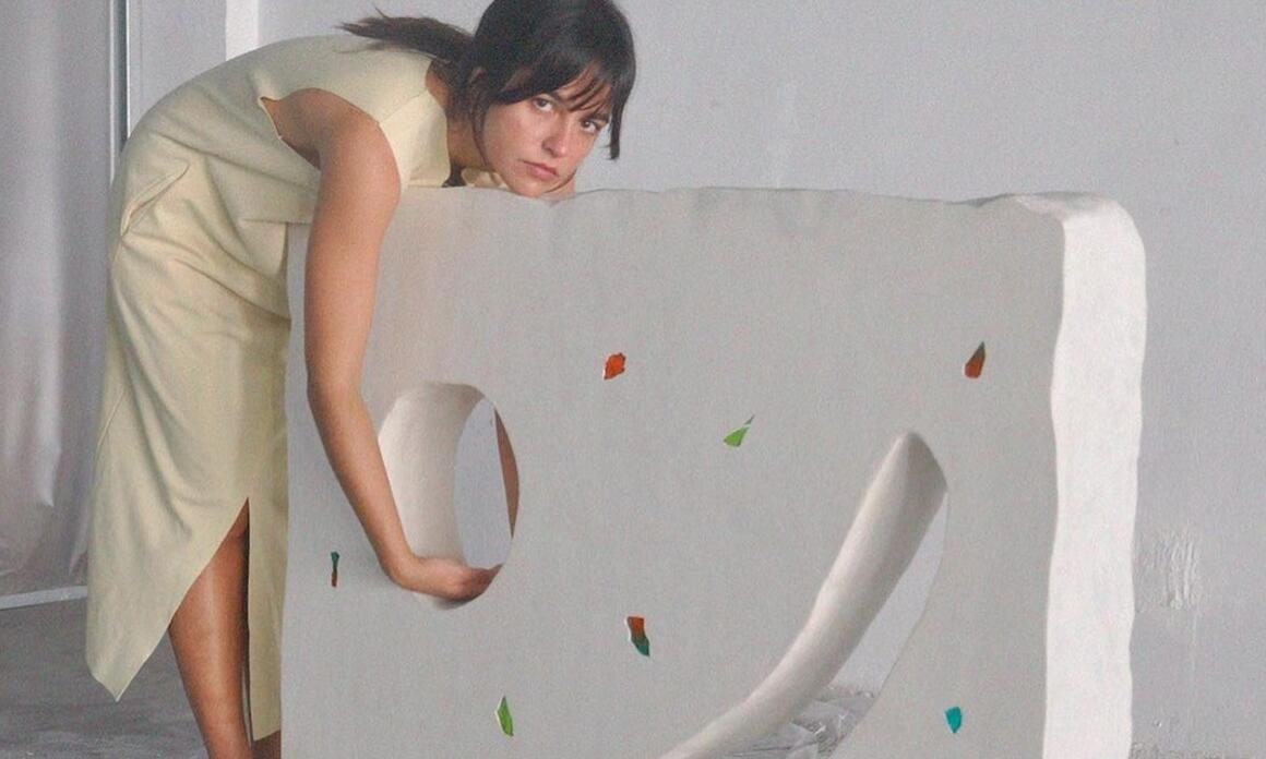 MANOELA MEDEIROS LE ESCAPA A LAS DEFINICIONES ARTÍSTICAS Y BUSCA LA EVOLUCIÓN DEL NO-LUGAR