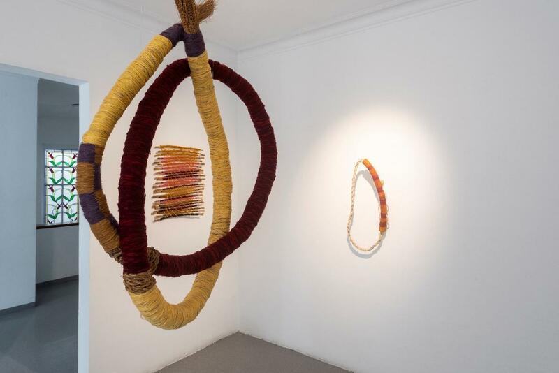 DOS ARTISTAS PERUANAS EXPLORAN EL FOLLAJE COMO MATERIA Y METÁFORA EN LA MANCHA GALERÍA