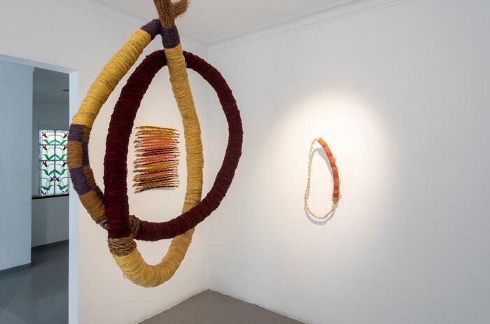DOS ARTISTAS PERUANAS EXPLORAN EL FOLLAJE COMO MATERIA Y METÁFORA EN LA MANCHA GALERÍA
