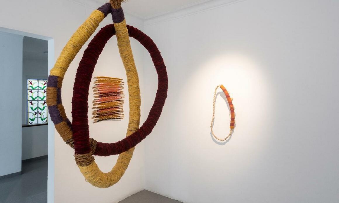 DOS ARTISTAS PERUANAS EXPLORAN EL FOLLAJE COMO MATERIA Y METÁFORA EN LA MANCHA GALERÍA