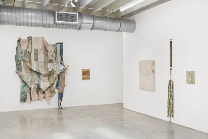 EDUARDO CARDOZO EN MIAMI: LA POÉTICA DE LOS MATERIALES Y EL TIEMPO