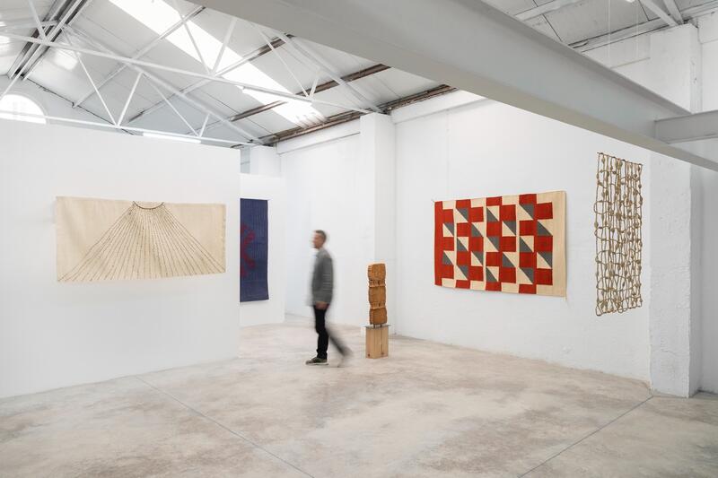 ELLITSGAARD CONVERSA EN MEMORIA CON LAS GEOGRAFÍAS DEL TEXTIL