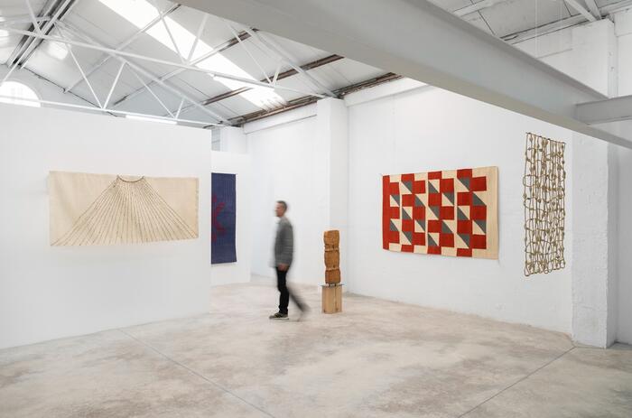 ELLITSGAARD CONVERSA EN MEMORIA CON LAS GEOGRAFÍAS DEL TEXTIL