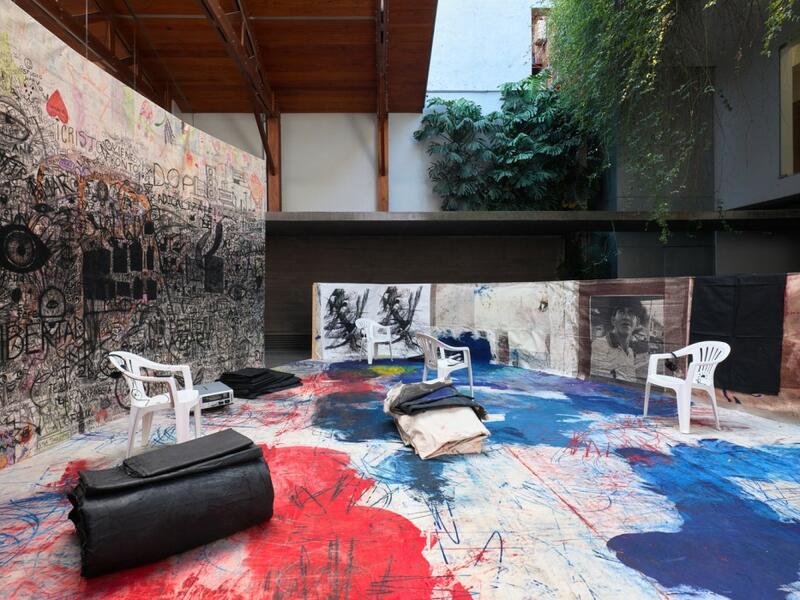 ENTRE CAPAS Y TRAZOS COLECTIVOS: OSCAR MURILLO EN KURIMANZUTTO