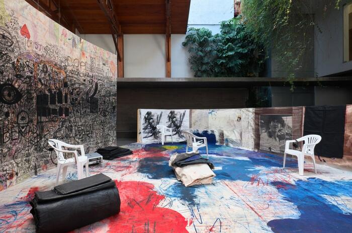 ENTRE CAPAS Y TRAZOS COLECTIVOS: OSCAR MURILLO EN KURIMANZUTTO