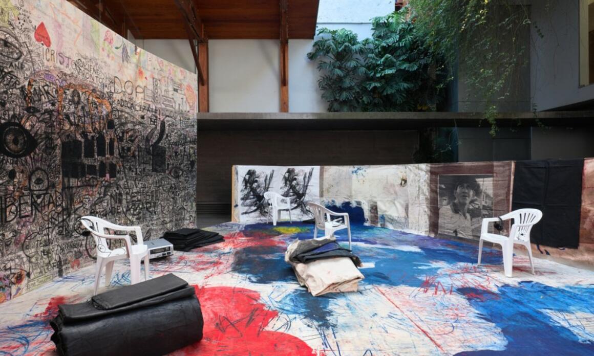 ENTRE CAPAS Y TRAZOS COLECTIVOS: OSCAR MURILLO EN KURIMANZUTTO