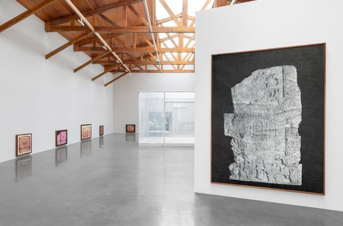 GALA PORRAS-KIM RECONSTRUYE EN KURIMANZUTTO EL CONTEXTO ORIGINAL DE OBJETOS PREHISPÁNIOS SAQUEADOS