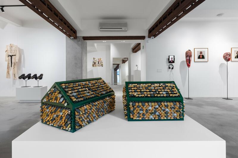 UNA REFLEXIÓN SOBRE LENGUAJE Y MATERIALIDAD, EN GALERÍA ANA TEJEDA