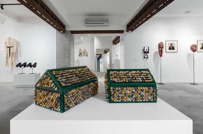 UNA REFLEXIÓN SOBRE LENGUAJE Y MATERIALIDAD, EN GALERÍA ANA TEJEDA