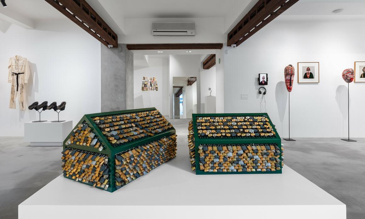 UNA REFLEXIÓN SOBRE LENGUAJE Y MATERIALIDAD, EN GALERÍA ANA TEJEDA