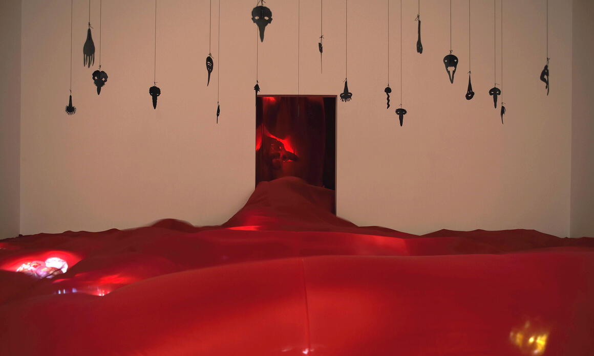  33- Casino, 2005 Seda roja pongee, cuerda, goma, elementos varios, fibra óptica, tubos fluorescentes, ventiladores, sistema computarizado Instalación 400 x 1600 x 1200 cm Cortesía de la artista y Galerie Marian Goodman, París/New York
