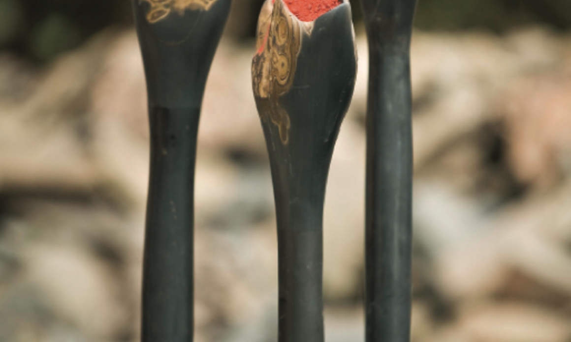  Flowers 2, 2003. Homage to Baudelaire. Ensamble in shale, iron oxides, 51 x 2.4 x 2.4 in. Flores 2, 2003. Homenaje a Baudelaire. Ensamble en lutita, óxidos de hierro, 130 x 6 x 6 cm.