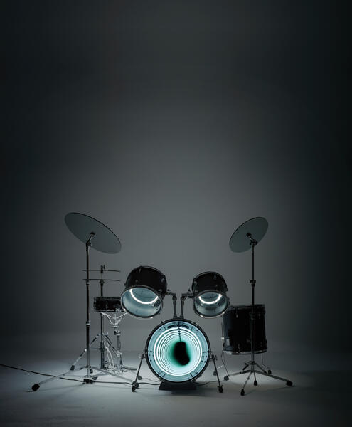 Drums, 2009. Neon, plywood, metal, one-way mirrors, mirrors, and electrical energy, 48 x 72 x 72 in. Photo: Rodrigo Pereda. Courtesy Galería Distrito Cuatro, Madrid. batería, 2009. Neón, madera prensada, metal, vidrios polarizados, espejos y energía eléctrica, 121,9 x 182,8 x 182,8 cm. Foto: Rodrigo Pereda. Cortesía Galería Distrito Cuatro, Madrid.