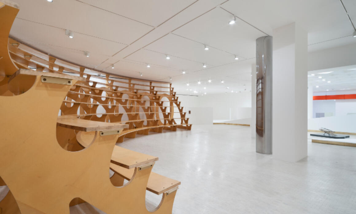 Performance de Galia Eibenschutz activa la pieza Arena de Rita McBride en el Museo Tamayo de México