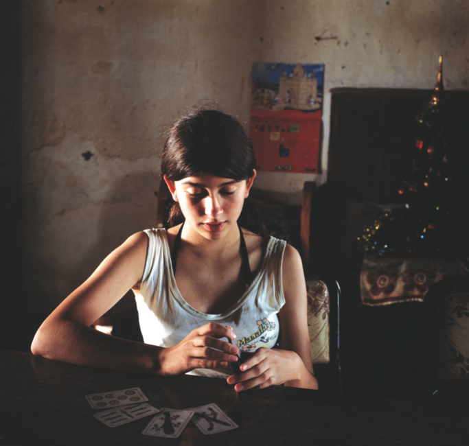 As de Espadas, 2004. From the series “The Adventures of Guille and Belinda and the Enigmatic Meaning of their Dreams” / De la serie “Las aventuras de Guille y Belinda y el enigmático significado de sus sueños”. Courtesy/ Cortesía Yossi Milo Gallery, N.Y.