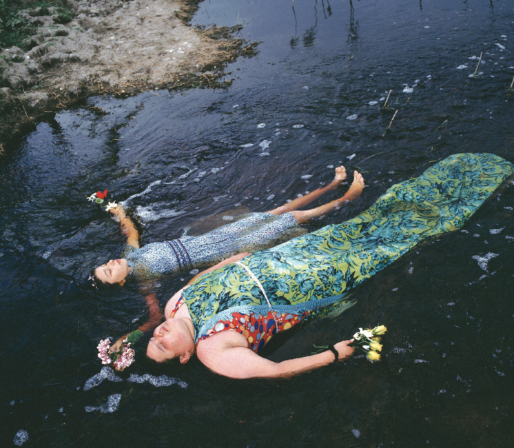 Ophelias, 2002. From the series “The Adventures of Guille and Belinda and the Enigmatic Meaning of their Dreams”/ De la serie “Las aventuras de Guille y Belinda y el enigmático significado de sus sueños”. Courtesy / Cortesía Yossi Milo Gallery, N.Y.