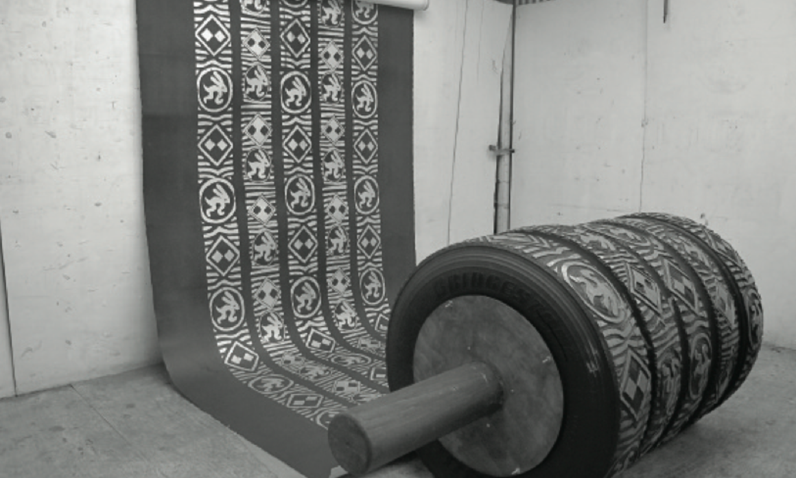 Nocturno al Conejo de la Luna, 2009. Cylindrical stamp made with used and engraved truck tires. Printed on paper 43 x 97.5 in. in diameter (cylinder) Print: 97.5 x 195 in. long. Sello cilíndrico hecho de llantas de camión usadas y grabadas, impreso sobre papel 110 de diametro x 250 de largo (cilindro) Impresión 240 cm. x 5 mts de largo. Courtesy of the Artist / Cortesía de la artista.