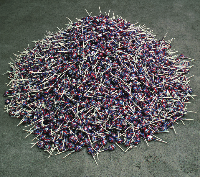 “Untitled” (Para un hombre en uniforme), 1991. Individually wrapped lollypops in red, white and blue paper (unlimited supply). Dimensions variable depending on installation. Ideal weight 221 pounds. “Sin título” (Para un hombre en uniforme). Chupetines envueltos individualmente en papeles de color rojo, blanco y azul (abastecimiento ilimitado) Dimensiones variables según la instalación. Peso ideal: 100 kg. Collection/Colección: Marieluise Hessel, Hessel Museum of Art, Center of Curatorial Studies, Bard College, Annandale-on-Hudson, New York ©The Felix Gonzalez-Torres Foundation, Courtesy/Cortesía de Andrea Rosen Gallery, New York