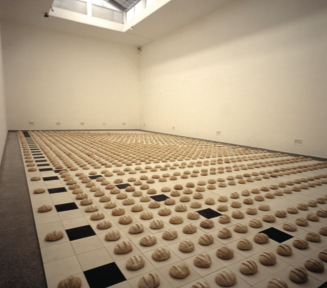 The Multiplication of the Loaves, 1994. Installation, Caracas 10, Gallery of National Art, Caracas. Photograph by Ricardo Armas, courtesy of the artist. La Multiplicación de los panes, 1994. Instalación, Caracas 10, Galería de Arte Nacional, Caracas. Foto: Ricardo Armas, cortesía del artista.