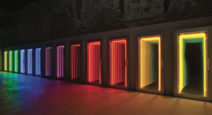 Death Row, 2006-2009. Neon light, aluminum doors, mirror, one-way mirror and electric energy, 86 x 600 x 4.5 in. Photo: Sebastiano Luciano. Courtesy Galerie Daniel Templon, Paris. Corredor de la muerte, 2006-2009. Luces de neón, puertas de aluminio, espejo unidireccional y energía eléctrica, 218,4 x 1.524 x 11,4 cm. Foto: Sebastiano Luciano. Cortesía Galería Daniel Templon, Paris.