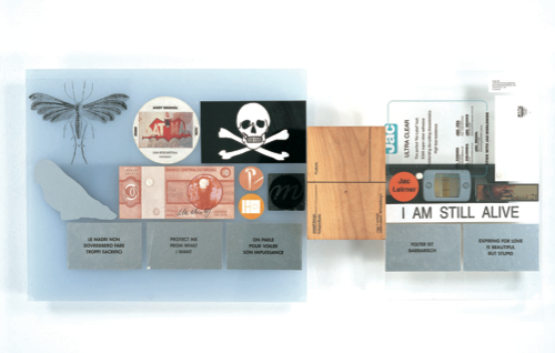 Adhesive 25 (us), 2001, Stickers, construction level, Plexiglas, wood, 12.2 x 27.1 x 2.3 in. Photo Erma Estwick. Courtesy Sikkema Jenkins and Co. Autoadhesivo 25 (nosotros), 2001. Pegatinas, nivel de burbuja, Plexiglas, madera, 31 x 69 x 5,8 cm. Fotografía Erma Estwick. Cortesía Sikkema Jenkins and Co.