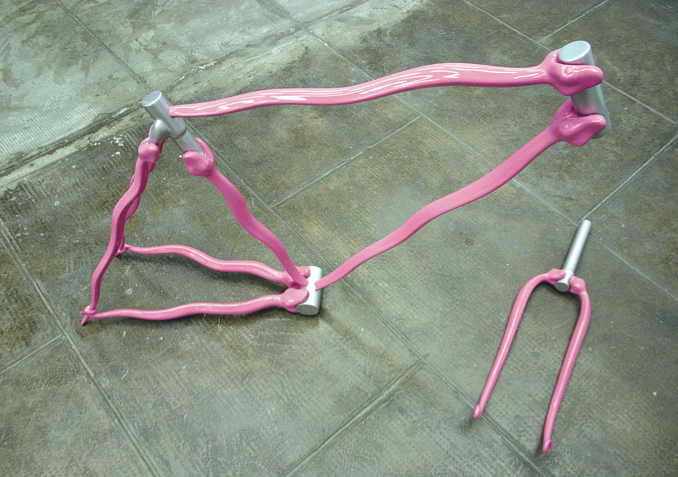 Dynamic Team / Equipo dinámico, 2007. Metal, polyester and monolayer paint. 51.1 x 39.3 x 27.6 in. Photo courtesy of the artist. Metal, poliéster y pintura monocapa. 130 x 100 x 70 cm. Fotografía cortesía del artista.