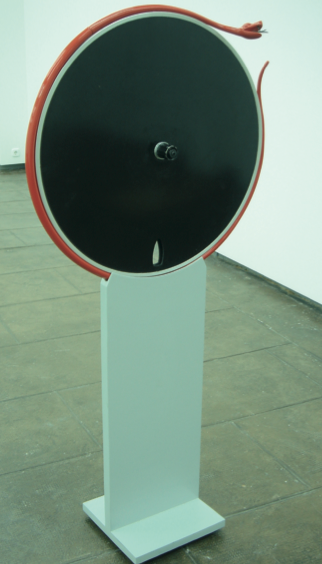 Mi último 360° / My last 360o, 2007. Carbon fiber, polyester and metal, monolayer paint, 56 x 28.3 x 11.8 in. Photo courtesy of the artist and Estrany-de la Mota Gallery. Fibra de carbono, poliéster y metal, pintura monocapa. 142 x 72 x 30 cm. Foto cortesía del artista y Galería Estrany-de la Mota.