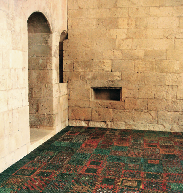 Ars Combinatoria, 2005. Installation. Tapestry composed by multicolored domino bones. Sylvacane Abbey, Aix-en- Provence, France. Variable dimensions. Courtesy Nara Roesler Gallery, Sao Paulo. Tapete instalatorio elaborado con piezas de dominó multicolores, Abadía de Sylvacane, Aix-en- Provence, Francia. Medidas variables. Gentileza Galería Nara Roesler, San Pablo.