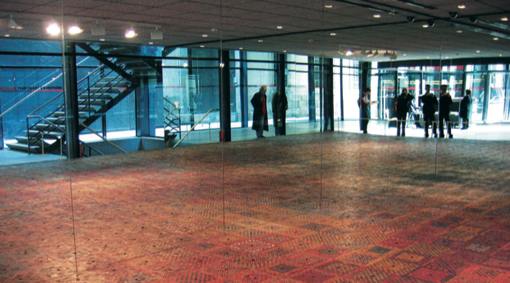 Untitled, 2007 (Partial view). Domino tiles displayed on the floor. Dimensions variable. Madrid, Spain, March 27-August 20, 2007. Lo(s) Cinético(s), Museo Nacional Centro de Arte Reina Sofía, Madrid. Curated by Osbel Suárez. Sin título, 2007 (Vista parcial). Placas de dominó dispuestas sobre el piso. Dimensiones variables, Lo(s) Cinético(s), Museo Nacional Centro de Arte Reina Sofía, Madrid. 27 de marzo-20 de agosto de 2007. Curaduría general: Osbel Suárez.