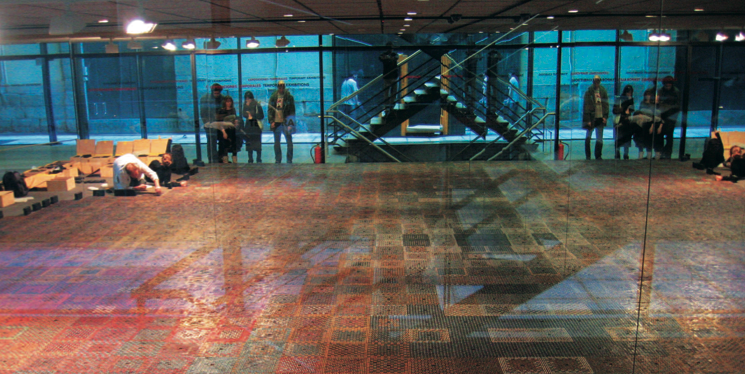 Mounting of Untitled, 2007. Partial view. Montaje de Sin título, 2007 (Vista parcial), Placas de dominó sobre el suelo. Dimensiones variables, Lo(s) Cinético(s), Museo Nacional Centro de Arte Reina Sofía, Madrid. 27 de marzo-20 de agosto de 2007. Curaduría general: Osbel Suárez.