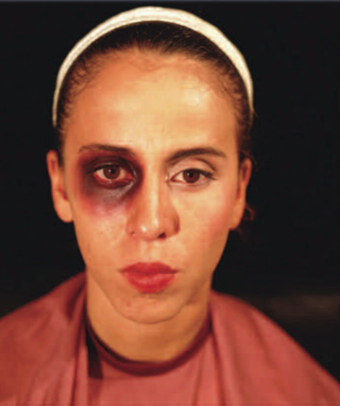 Makeup Lesson, 1998. Betacam, 3 mins. Daros Collection. Courtesy of Jacob Karpio Gallery. Lección de Maquillaje, 1998. Betacam, 3 min. Colección Daros. Cortesía de Jacob Karpio Galería.