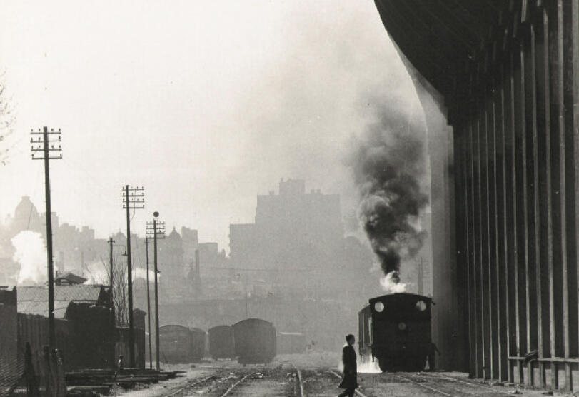 Train in the neighborhood of La Bombonera Stadium, copy ca. 1960. Silver gelatin print, 9.4 x 11.8 in. Tren al borde de La Bombonera, copia circa 1960. Gelatina de plata, 24 x 30 cm.