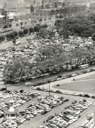 Parking Lot in front of the Old Puerto Madero, copy ca. 1960. Silver gelatin print, 9.4 x 11.8 in. Sameer Makarius. Reproduced in his book Buenos Aires, mi ciudad. Eudeba, 1963. Estacionamiento frente al antiguo Puerto Madero, copia circa 1960. Gelatina de plata, 24 x 30 cm. Sameer Makarius. Reproducido en su libro Buenos Aires, mi ciudad. Eudeba, 1963.