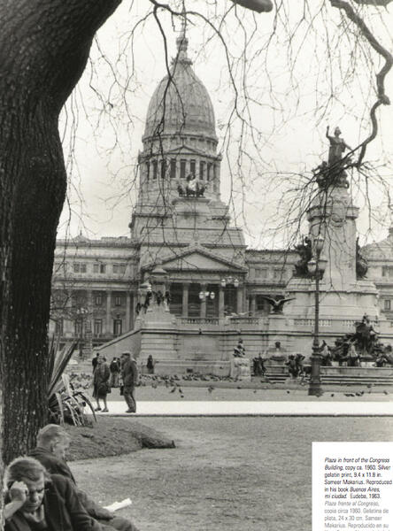 Plaza in front of the Congress Building, copy ca. 1960. Silver gelatin print, 9.4 x 11.8 in. Sameer Makarius. Reproduced in his book Buenos Aires, mi ciudad. Eudeba, 1963. Plaza frente al Congreso, copia circa 1960. Gelatina de plata, 24 x 30 cm. Sameer Makarius. Reproducido en su libro Buenos Aires, mi ciudad. Eudeba, 1963.