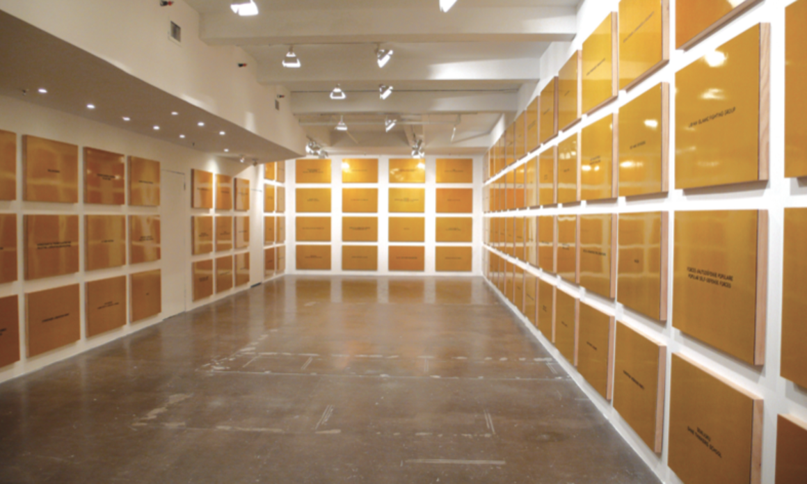 Daniel Joseph Martínez. Divine Violence, 2007. Automotive paint on wood panels, 125 parts, 24 x 36 in. each, overall dimensions variable. Installation view, The Project, New York. Courtesy Whitney Museum of American Art. Divina Violencia, 2007. Pintura para automóviles sobre paneles de madera, 125 partes, 61 x 91.4 cm, dimensión total variable. Vista de la instalación, The Project, Nueva York. Cortesía Museo Whitney de Arte Americano.