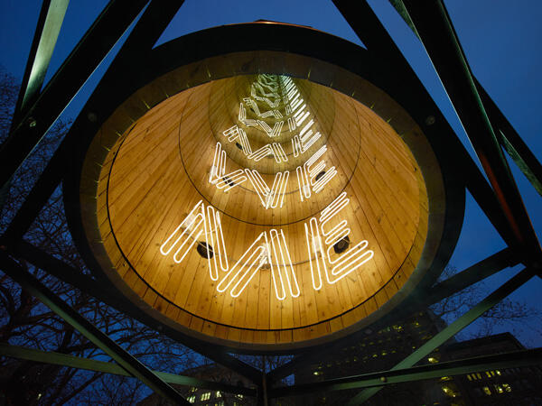 Iván Navarro: “Esta tierra es tu tierra” en el Mad. SQ. Art, en New York