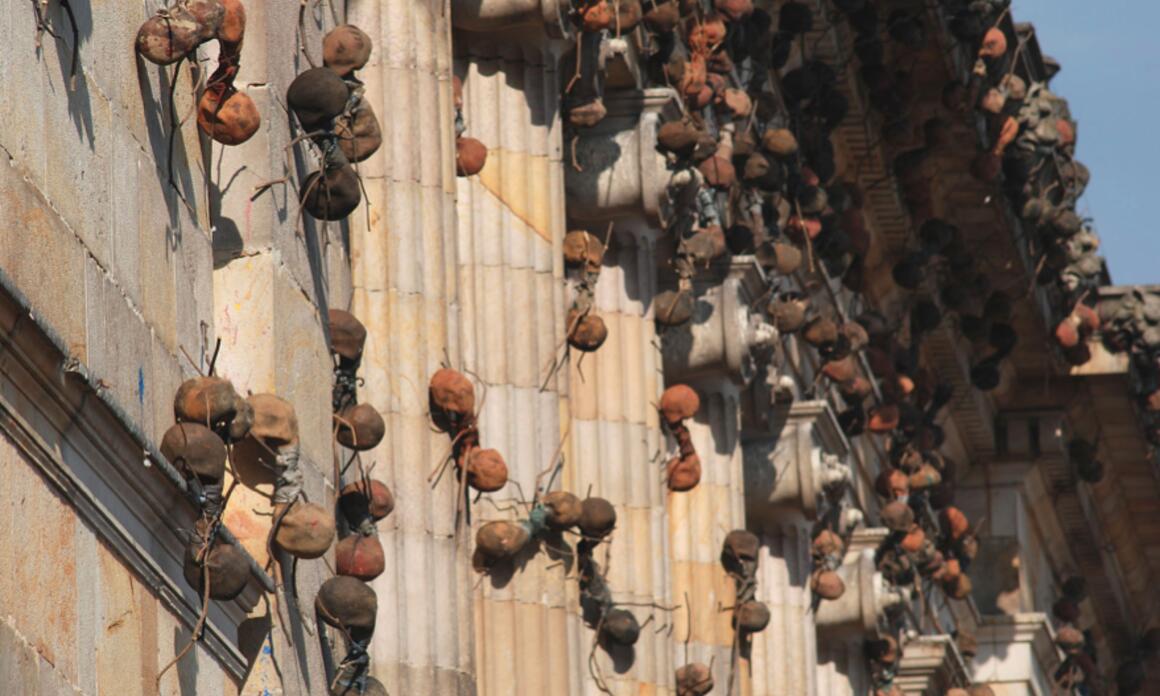 Rafael Gómez-Barros "Casa Tomada", 2010 Detalle de instalación Dimensiones variables Cortesía del artista