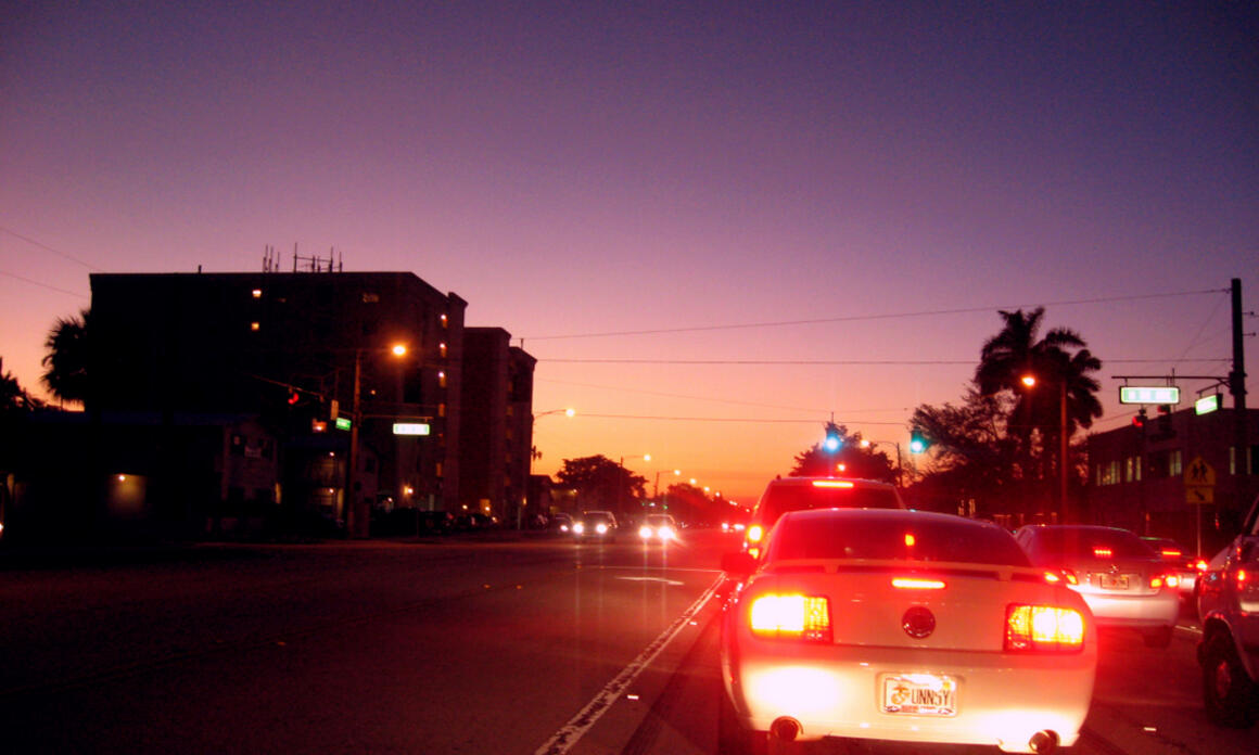 Fotografía 4: Adler Guerrier. “Untitled (ninetyfive Hollywood blvd. exit)”. Fotografía a color, 2010