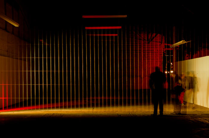 Ronald Morán explora la impunidad en instalación casi invisible en Espacio Erre, Guatemala