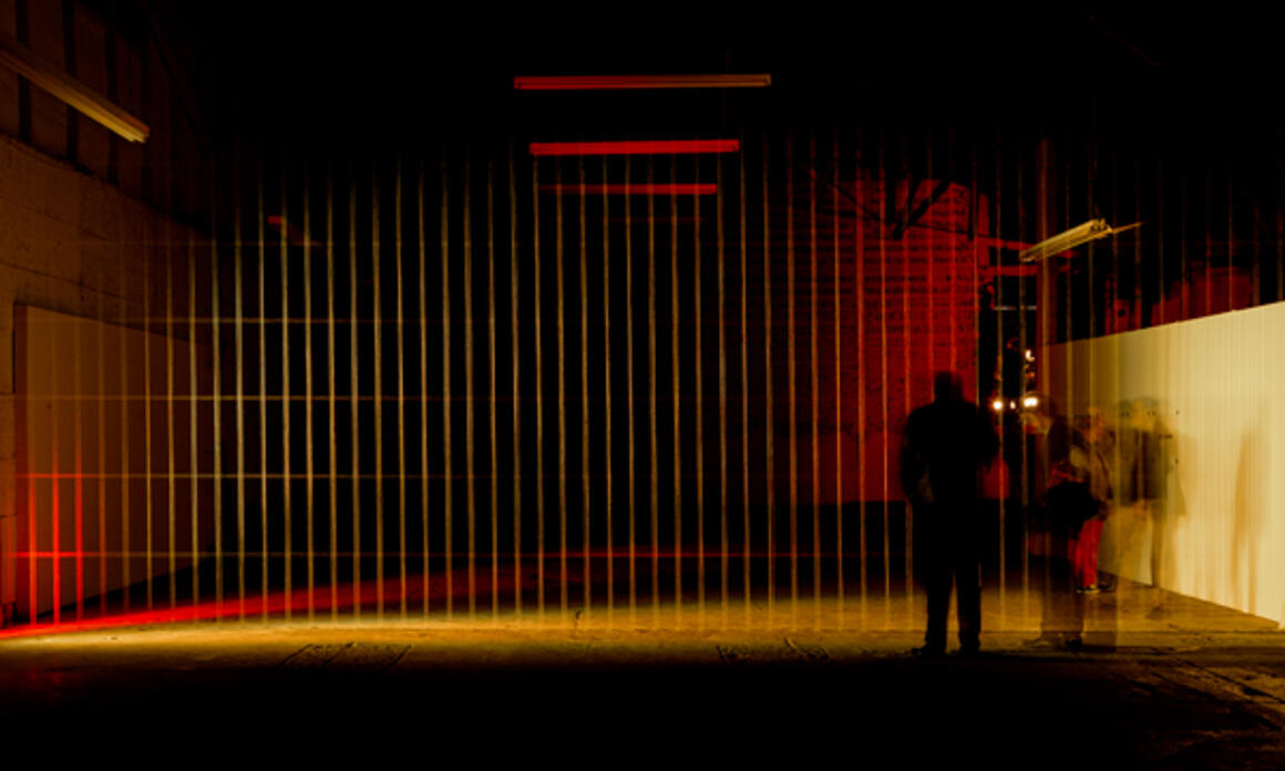 Ronald Morán explora la impunidad en instalación casi invisible en Espacio Erre, Guatemala