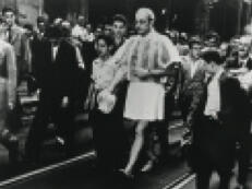 Flavio de Carvalho. Experiencia No3, 1956. “Nuevo traje de verano para hombres”. Foto B/N. Colección Museo de Arte Brasileiro - FAAP.