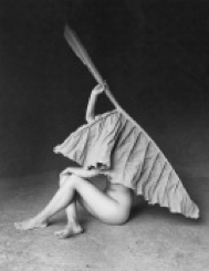 Flor Garduno, Hoja elegante, 1998. Silver print, 19.7 x 15.7 in. Courtesy Thessa Herold Gallery. Impresión en lámina de plata, 50 x 40 cm. Cortesía galería Thessa Herold