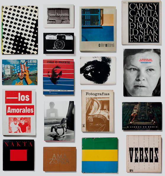 Mosaic of book covers featured at “foto/gráfica”.