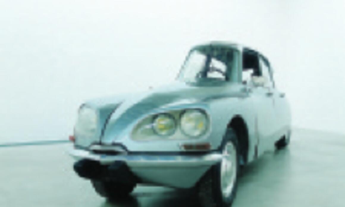 La DS, 1993. Modified Citroën DS, 55 x 190 x 45,3 in. Citroën DS modificado, 140,1 x 482,5 x 115,1 cm. © Centre national des arts plastiques-ministère de la Culture et de la communication, Paris. Courtesy/Cortesía galerie Chantal Crousel, Paris.