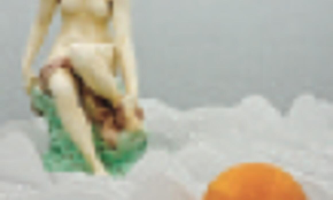 Le Bain Animique, 2010. Ceramic scullpture, calcite ball, wooden table and sheets of expan- ded PVC, 47.2 x 55 x 98.4 in. Escultura de cerámica, bola de calcita, mesa de madera y láminas de pvc expandido, 120 x 140 x 250 cm.